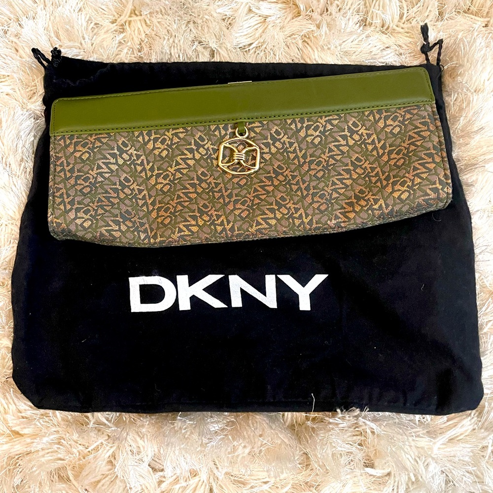 💚Vintage Green DKNY Clutch.